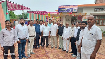 प्रख्यात शिक्षाविद् ,चिंतक ,विचारक एवं कर्म योगी डॉक्टर हरिकेश सिंह जी के मुख्य आतिथ्य श्री मनोज राय जी अध्यक्ष जिला पंचायत मऊ के विशिष्ट आतिथ्य डॉक्टर हरेंद्र कुमार राय जी की अध्यक्षता श्री अशोक सिंह वरिष्ठ भाजपा नेता मऊ श्री देव प्रकाश राय वरिष्ठ नेता मऊ श्री तेज बहादुर सिंह नाहर प्रदेश केसरी श्री यशवंत सिंह श्री राजू सिंह डॉक्टर सर्वेश पांडेय प्राचार्य डीसीएस के पीजी कॉलेज मऊ श्री देव भास्कर तिवारी प्रधानाचार्य डीएवी इंटर कॉलेज मऊ जिला मुख्यायुक्त मऊ एवं श्री दिवकर राय शर्मा जी अध्यक्ष प्रधानाचार्य परिषद मऊ एवं जनपद के गणमान्य नागरिकों राजनेताओं समाजसेवियों की गरिमामयी  उपस्थिति में संपन्न हुआ। इस अवसर पर अध्यक्ष मुख्य अतिथि विशिष्ट अतिथि एवं गणमान्य नागरिकों राजनेताओं एवं समाज सेवाओं द्वारा दीप प्रज्जवलित कर एवं विघ्न विनाशक प्रथम पूज्य भगवान गणेश की प्रतिमा पर माल्यार्पण कर कार्यक्रम का शुभारंभ किया गया तत्पश्चात डॉक्टर हरिकेश सिंह जी डॉक्टर श्री मनोज राय जी श्री अशोक सिंह जी श्री देव प्रकाश राय जी  द्वारा शिलापट्ट का अनावरण एवं फीता काटकर मानती देवी नेत्रालय एवं चिकित्सालय का उद्घाटन कर अस्पताल की सेवाओं  को जनता के लिए लोकार्पित किया गया। इस अवसर पर मुख्य अतिथि डॉक्टर हरिकेश सिंह जी ने सभा को संबोधित करते हुए कहा कि ग्रामीण क्षेत्र में इस अस्पताल का निर्मित होना एक उदाहरण है जिसे अन्य लोगों को इससे सीख लेनी चाहिए ग्राम अंचल का अस्पताल लोगों की सेवा का आधार बनेगा एवं निर्धन गरीब असहाय लोगों को स्वास्थ्य सेवाओं के लिए भटकना नहीं पड़ेगा उन्होंने कहा कि गांव गंगोत्री गंगा गीता एवं गायत्री हमारी सनातन संस्कृति का मूल आधार है जिसने सदियों की गुलामी के बाद भी इस देश की परंपरा और सामाजिक मूल्यों को जीवित रखा एवं यह देश कभी भी पूर्णता गुलाम नहीं बन सका जिसके फल स्वरुप हम स्वतंत्र हो सके ।अपने अध्यक्षीय उद्बोधन में डॉक्टर हरेंद्र कुमार राय ने गांव में आधुनिक अस्पताल की सेवा को विकसित करने एवं जनता को अपने गांव के भीतर स्वास्थ्य सेवाओं को प्राप्त करने के अवसर को एक अनुपम उदाहरण बताया और कहा जहां आज लोग गांव को छोड़कर शहरों की तरफ भाग रहे हैं वहीं शहर से आकर गांव में अस्पताल की सेवाओं को विकसित करना एक स्तुत्य प्रयास है ।यह अस्पताल सेवा का एक सशक्त आधार बनेगा ।इस अवसर पर डॉक्टर सर्वेश पांडेय जी श्री देव प्रकाश राय श्रीभास्कर तिवारी श्री दिवाकर राय शर्मा श्री रिजवान अहमद डॉ रामचंद्र शुक्ल ने अपने विचार व्यक्त कर नवनिर्मित हॉस्पिटल की प्रामाणिकता को प्रमाणित किया श्री यशवंत सिंह जी कवि जी ने अपने कविताओं प्रभावपूर्ण जोशीले अभिव्यक्ति से सबके मनों को मोह लिया अंत में इस अवसर पर अतिथियों द्वारा मानती देवी नेत्रालय एवं चिकित्सालय परिसर में वातावरण परिष्कार एवं संशोधन के लिए वृक्ष लगाए गए। उद्घाटन समारोह में स्काउट और गाइड जिला संस्था के कलर पार्टी का योगदान सराहनीय रहा।