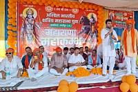 बैठे हुए शेर सिंह राणा स्वाभिमान यात्रा महाकुंभ चंदौली क्षेत्र वी गाजीपुर क्षेत्र जमानिया के समीप