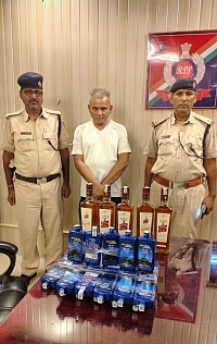 शराब तस्करी में पकडा युवक