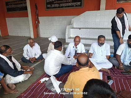 रामलीला मैदान जमानिया में बैठे नगर पालिका अध्यक्ष जयप्रकाश गुप्ता हिंदुस्तान न्यूज़